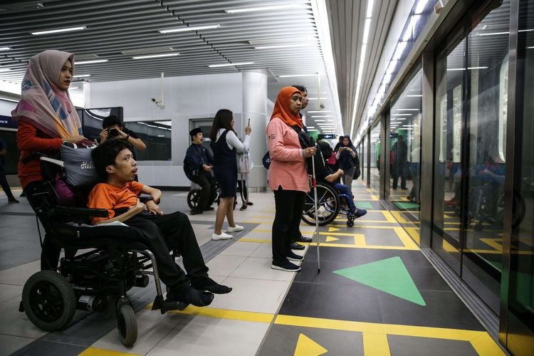 Penyandang disabilitas mengikuti uji coba publik pengoperasian MRT di Stasiun Bundaran HI, Jakarta Pusat, Sabtu (16/3/2019).| KOMPAS.COM/GARRY LOTULUNG