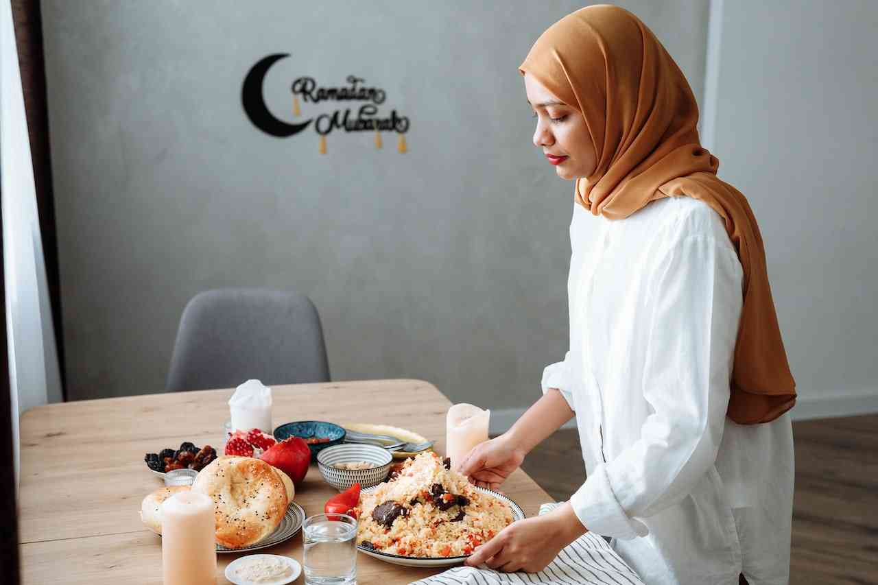 Persiapan buka puasa (pexels.com/Thirdman) https://www.pexels.com/id-id/foto/makanan-wanita-coklat-meja-kayu-7956644/