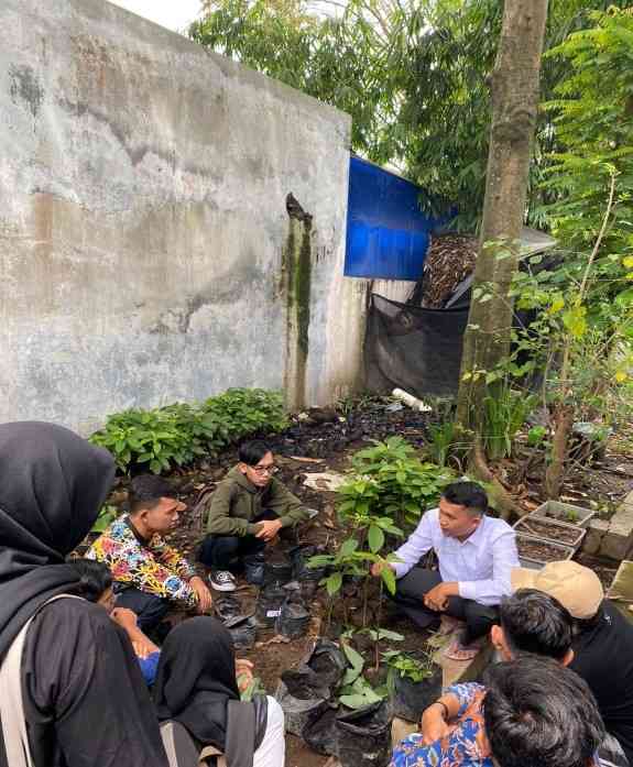 Sumber: Dokumentasi Pribadi (Penyampaian Materi dan Praktik Sambung Pucuk)