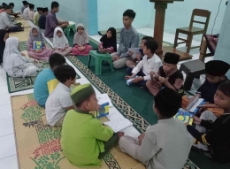 Siswa secara berkelompok tadarus al Qur'an setelah kegiatan tarawih.| Sumber: Dokumentasi sditlarish