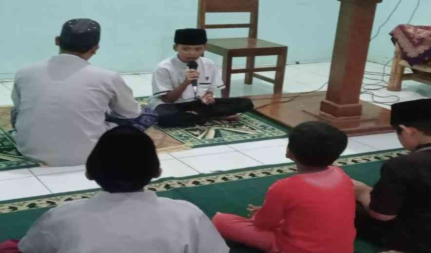 Salah satu siswa setelah slat Maghrib memimpin bacaan wirid, upaya melatih keberanian.| Sumber: Dokumentasi sditlarish