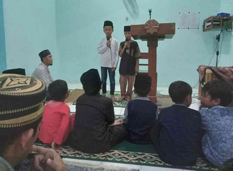 Membaca hafalan surat pendek setelah salat Tarawih, upaya melatih keberanian siswa. | Sumber: Dokumentasi sditlarish