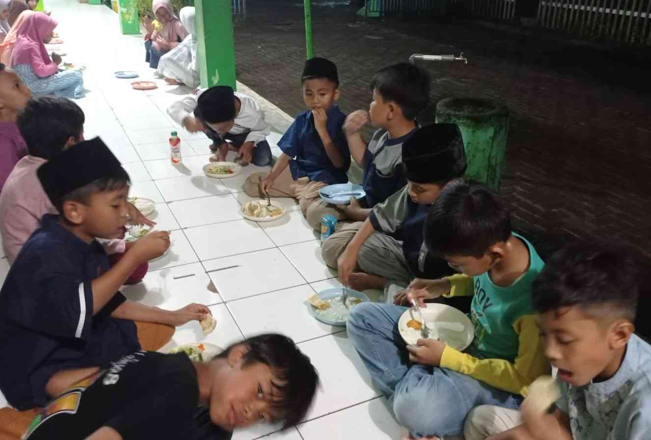 Makan sahur bersama dengan menu makanan yang sama, upaya melatih kebersamaan.| Sumber: Dokumentasi sditlarish