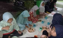Siswa putri makan sahur bersama dengan menu makanan yang sama. Upaya melatih kebersamaan.| Sumber: Dokumentasi sditlarish