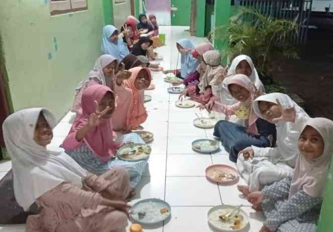 Buka bersama teman-teman satu kelas, upaya melatih kebersamaan. S| Sumber: Dokumentasi sditlarish