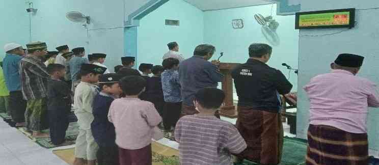 Salat isya dan tarawih di sekolah merupakan upaya melatih kesadaran beribadah. | Sumber: Dokumentasi sditlarish