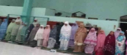 Jamaah tarawih putri para siswa kelas II. | Sumber: Dokumentasi sditlarish