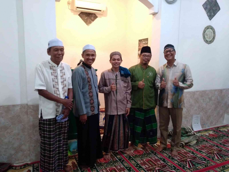 Alif (tengah), Ketua STMIK Antar Bangsa (kanan pertama) bersama pengurus DKM usai melaksanakan sholat tarawih berjamaah. Dokpri