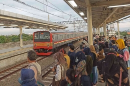 KRL Commuter Line di Stasiun Manggarai (foto by widikurniawan)