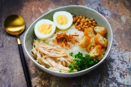 Ilustrasi bubur ayam, menu sarapan. (SHUTTERSTOCK/ARIS SETYA/KOMPAS.COM)