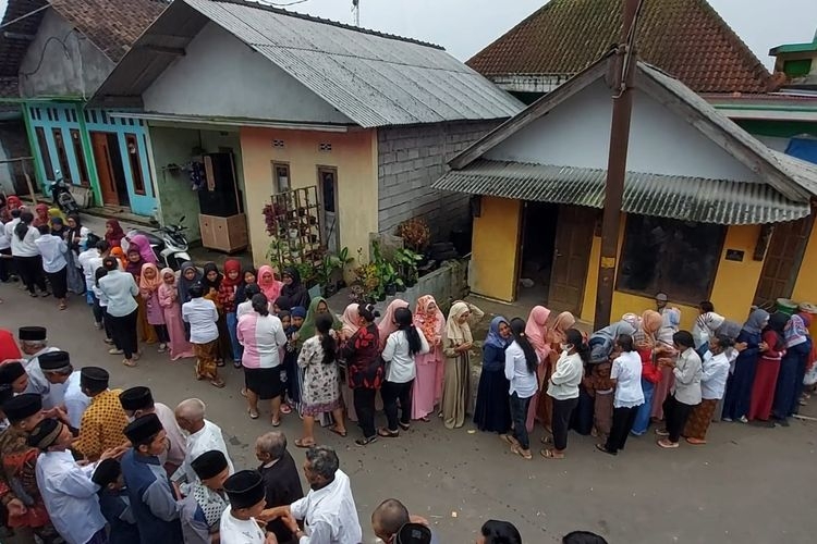 Warga Dusun Thekelan saling mengucapkan selamat lebaran sebagai lambang toleransi umat beragama.(KOMPAS.com/Ist)