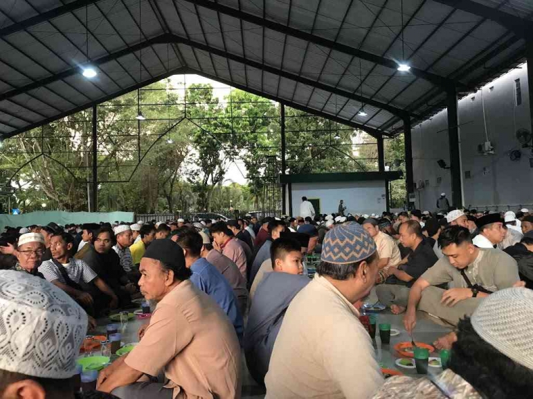 Image: Buka puasa bersama salah satu lahirnya semangat kebersamaan (Photo: Merza Gamal)