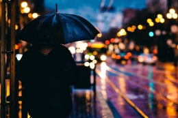 Ilustrasi Hujan di Jalanan |Foto: pixabay.com