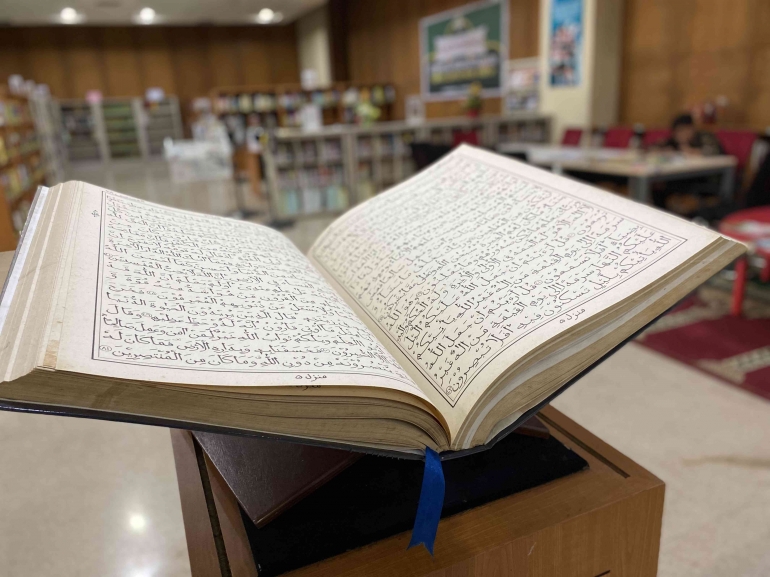 Al-qur'an besar yang terletak didepan pintu masuk perpustakaan Islamic Center Samarinda (Dokumen pribadi : Riduannor/Istimewa)