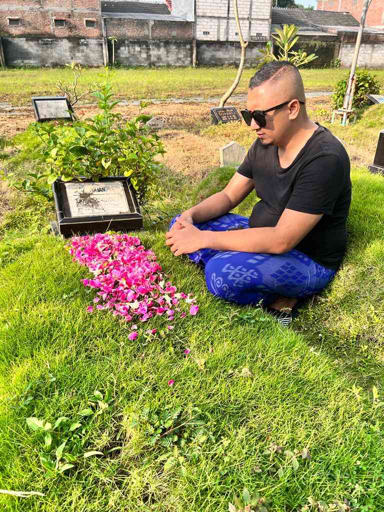 Ziarah makam orang tua. Sumber: dokumentasi pribadi