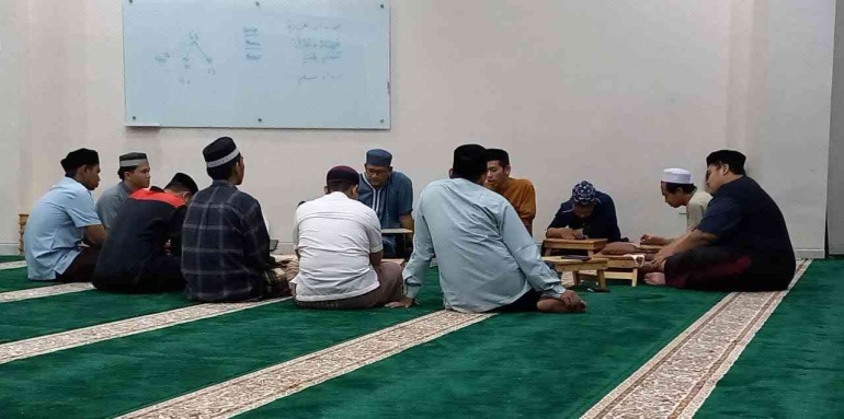 Image: Meminta masukan dari orang lain untuk memperbaiki diri di sisa bulan Ramadhan (by Merza Gamal)