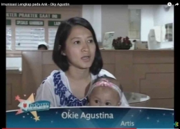Okie Agustina saat imunisasi dasar lengkap anaknya Nasya di tahun 2020 I Sumber Foto:  Youtube Direktorat Promkes dan PM Kemenkes RI