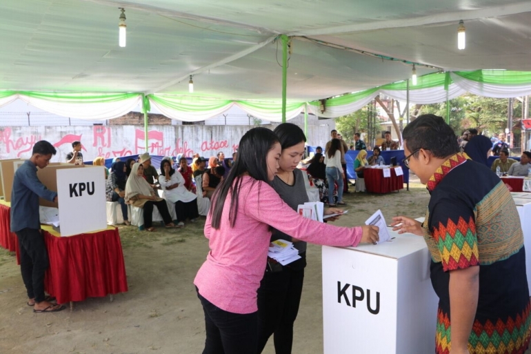 Pemilih menggunakan hak pilihnya pada pemungutan suara ulang di Tempat Pemungutan Suara 13 Kelurahan Dwikora, Kecamatan Medan Helvetia, Medan, Sumatera Utara, Kamis (25/4/2019).| Dok Kompas/Nikson Sinaga