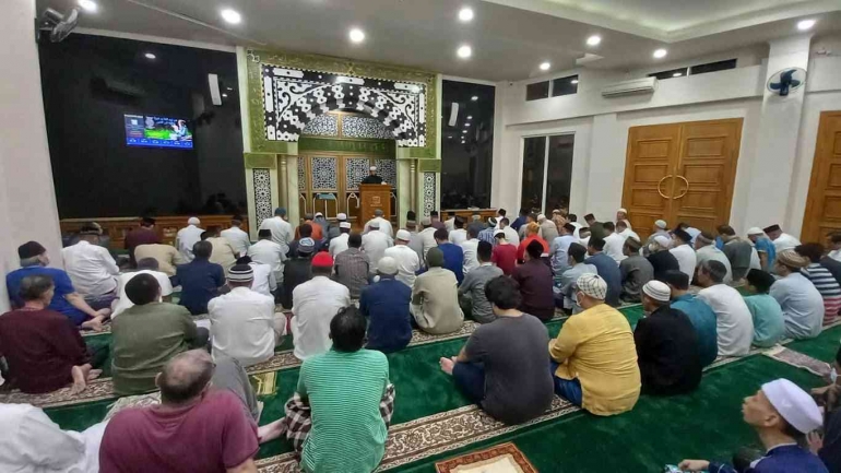 Image:  Shalat dan tarawih merupakan ibadah yang sangat penting selama bulan Ramadhan. (by Merza Gamal)