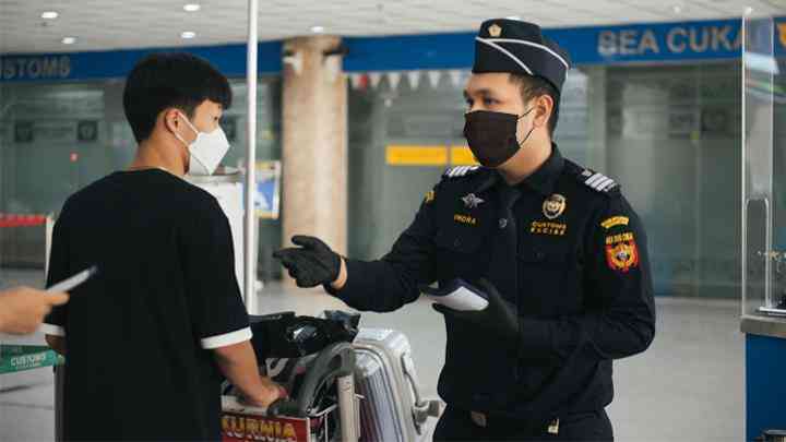 lustrasi petugas Bea Cukai memeriksa penumpang di bandara. Dok:(Bea Cukai)