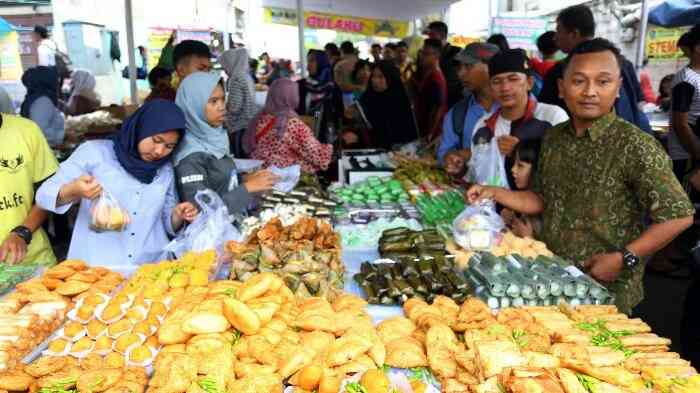Ilustrasi pedagang makanan dadakan di bulan Ramadan (Sumber: tribunnews.com)