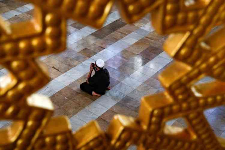 Makna Ramadhan untuk menuju ketaqwaan kepada Allah SWT dengan hubungan horizontal dan vertikalnya. (ANTARA FOTO/REUTERS/JORGE SILVA via Kompas.com)