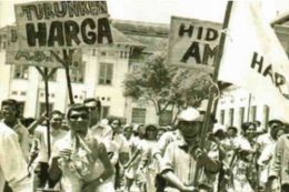 Demonstrasi besar-besaran tahun 1965 akibat krisis ekonomi. Sumber: Kompas.com