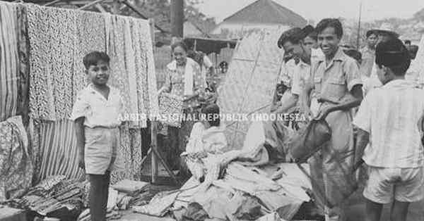 Jual-beli pakaian menjelang Hari Raya jaman dulu (historia.id)