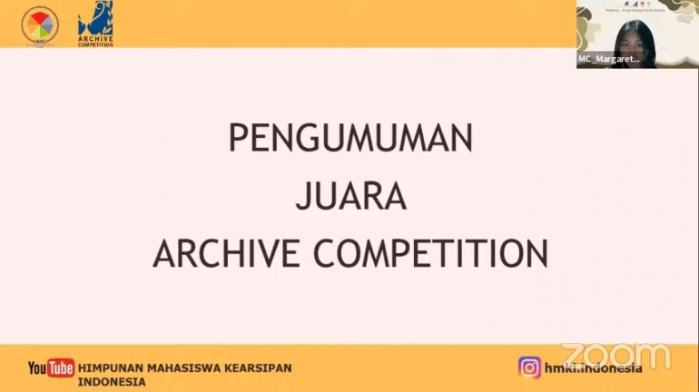 Pembacaan Pengumuman Juara Archive Competition oleh MC (Margareta Amaria Dewi)