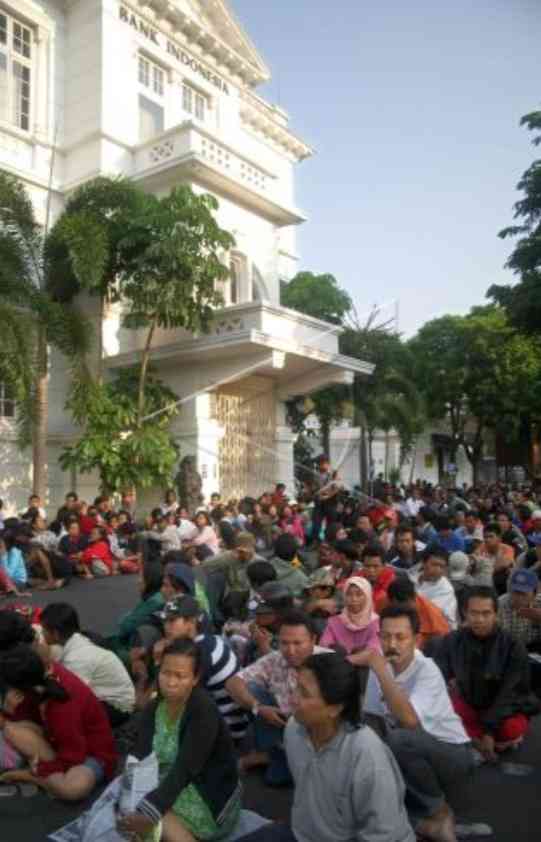 Ratusan orang rela antri di depan Bank Indonesia untuk menukarkan uang baru sebagai persediaan untuk Idul Fitri (Foto: Antaranews.com)