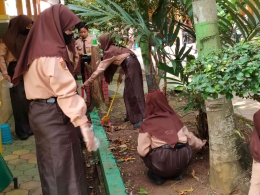 Ilustrasi: Murid sedang membersihkan dan menata taman kelas di SMP 1 Jati, Kudus, Jawa Tengah, 1/4/2023. (Dokumentasi pribadi)
