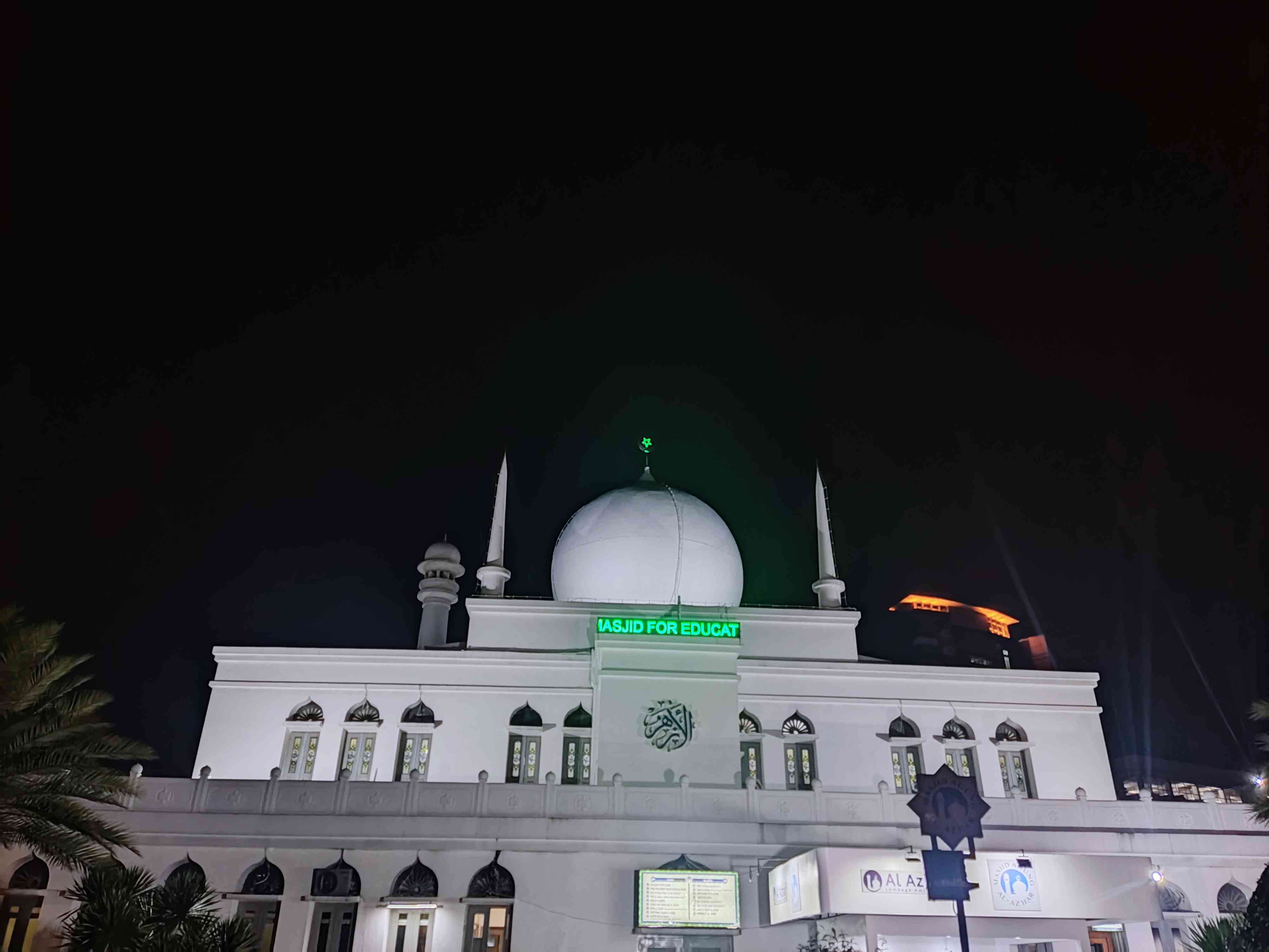 Suasana Mesjid di bulan suci Ramadan/ Lokasi Mesjid Agung Al Azhar, Jakarta Selatan (dokumentasi pribadi)