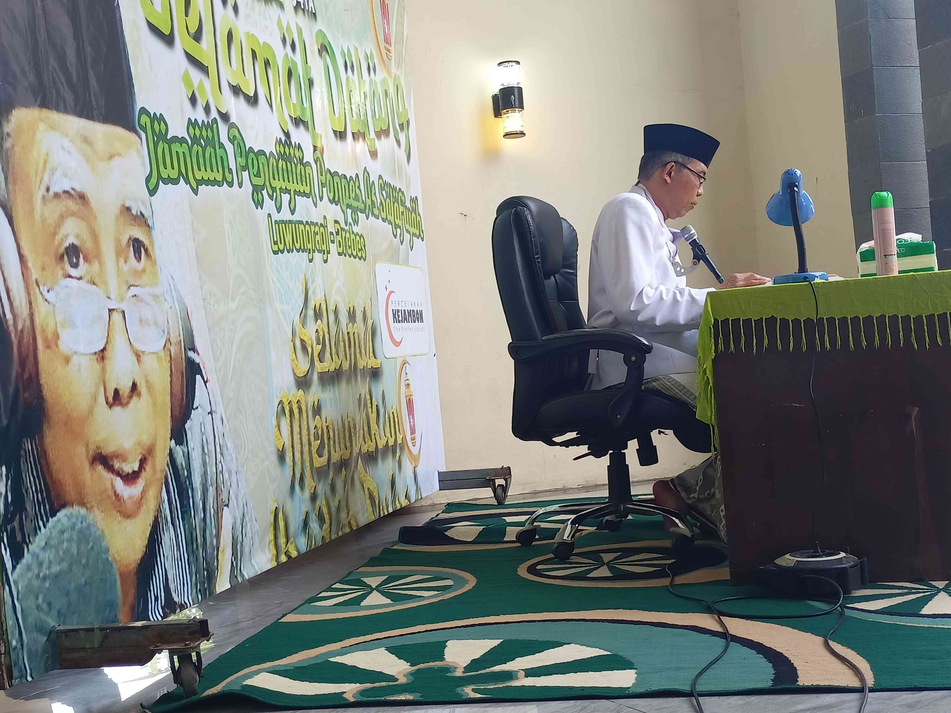 KH. Subhan Ma'mun saat membacakan kitab kifayatul atqiyah di depan para jamaah pengajian sore hari selama bulan Ramadahan 1444 H - Foto dok. pribadi