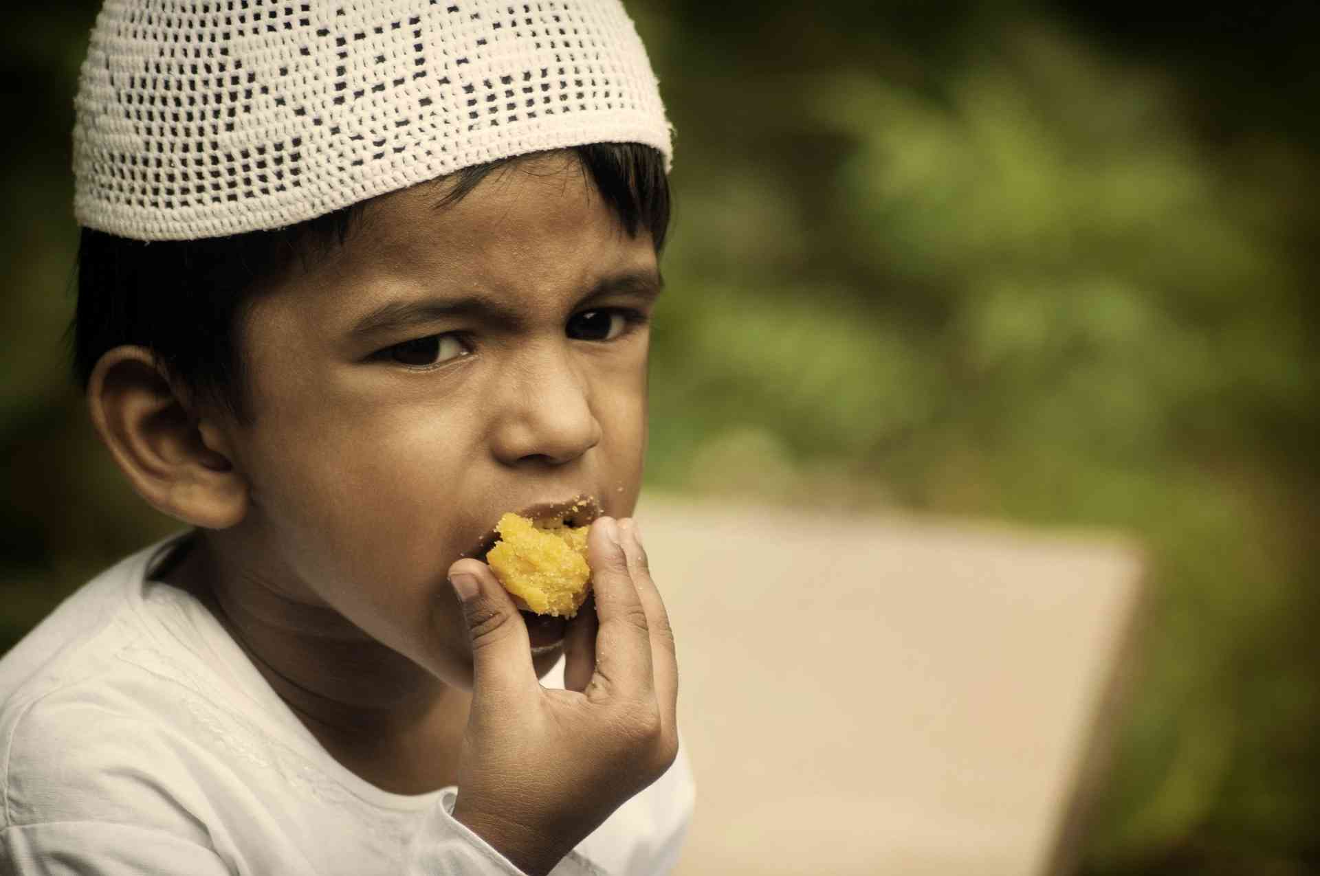 Anak kecil sedang makan kue (Sumber: Pixabay.com)