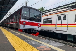 Kereta saat melintasi Stasiun Tebet di Jakarta, Jumat (11/3/2022). |KOMPAS.com/GARRY LOTULUNG