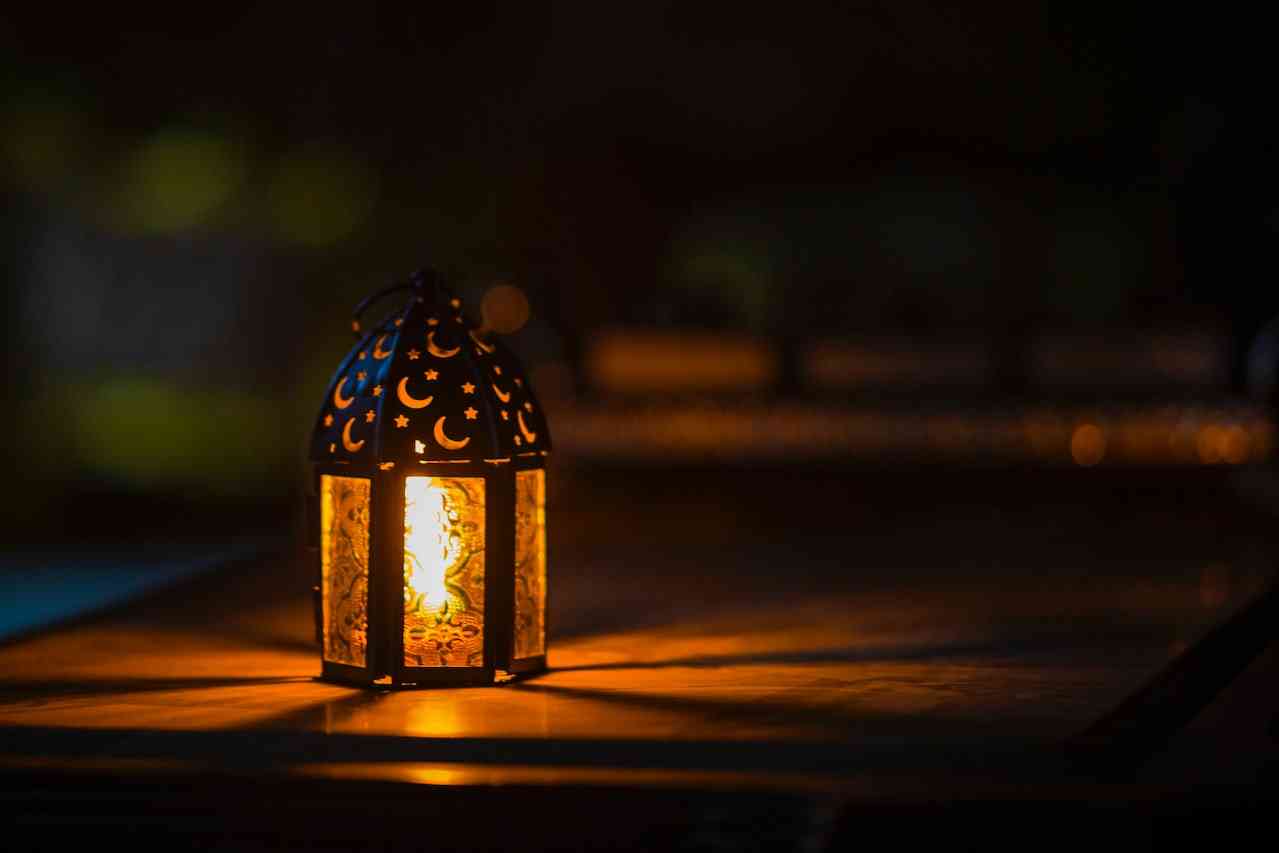 Lampu Meja Coklat Diatas Meja(pexels.com/Ahmed Aqtai)