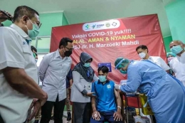 Menkes RI, Budi Gunadi Sadikin menyaksikkan vaksinasi bagi Penyandang Disabilitas (fisik maupun mental) I Sumber Foto : kompas.com (1/6/2021)