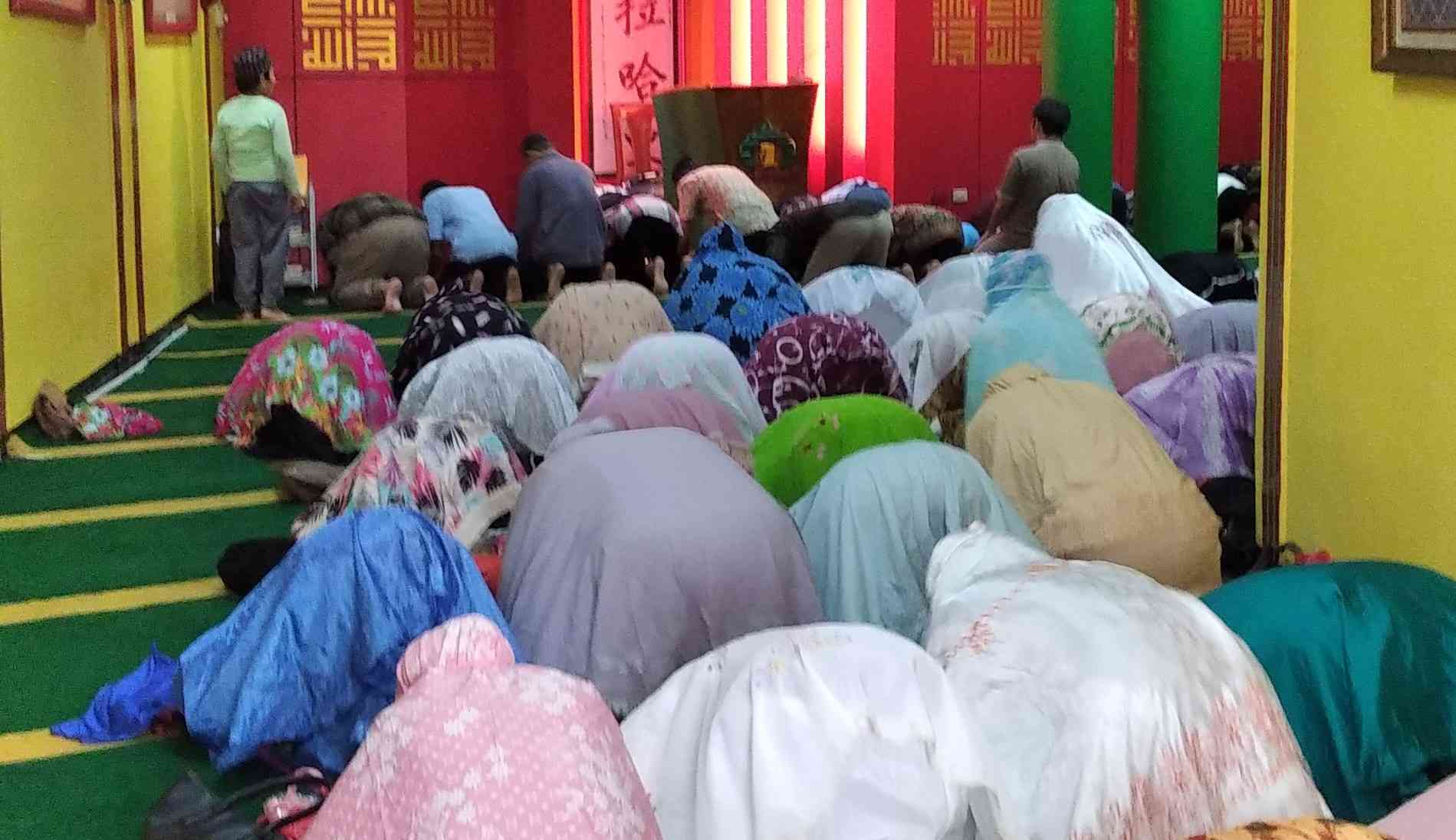 Shalat berjemaah di masjid (dok.windhu)