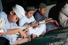 https://cdn.popmama.com/content-images/post/20210416/anak-tadarus-alquran-baca-alquran-di-bulan-ramadan-ibadah-puasa-setelah-salat-9c8b8d8fd00f2e59766