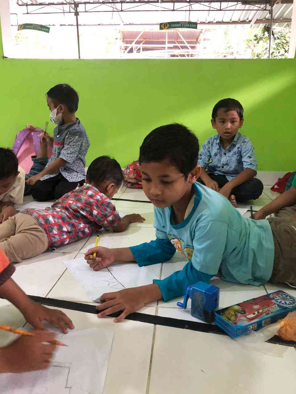 Anak-anak TPA sedang lomba mewarnai di Masjid Al-Ma'arij. (dokumen pribadi)