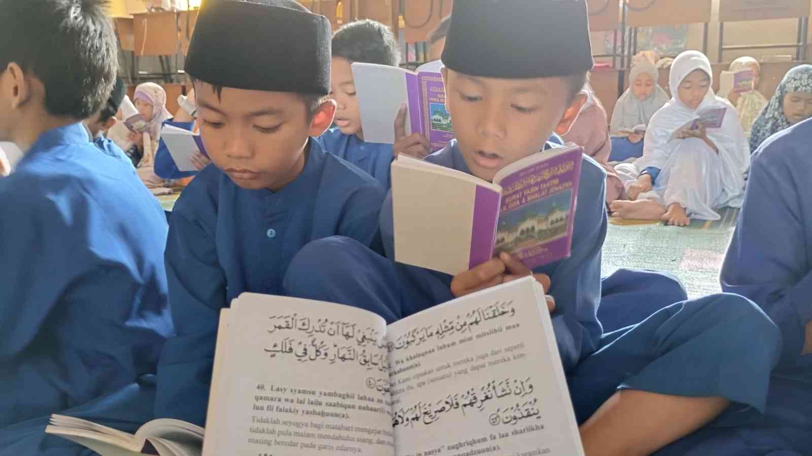 Mendekatkan siswa dengan nilai pada suatu ibadah. (Foto Akbar Pitopang)