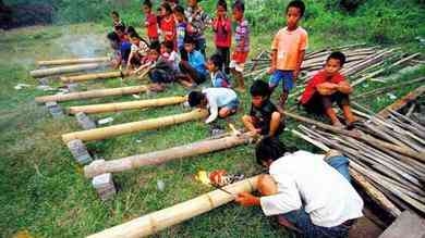 Ilustrasi Meriam Bambu oleh Anak-anak Generasi tahun 1990an (Sumber: Fimela.com/ Febriyani Frisca)