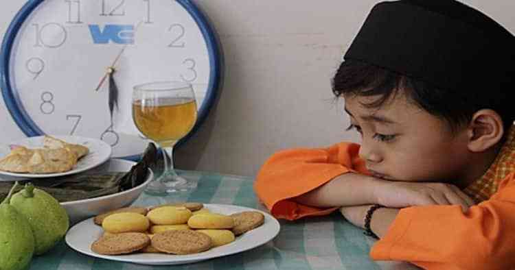 Seorang anak menunggu berbuka puasa. Pic source: alif.id