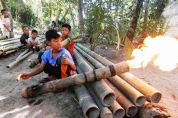 Bermain meriam bambu (Sumber: merdeka.com)