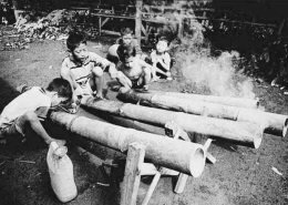 Bermain laduman (meriam dari bambu) (Dokumen pribadi : Poto album Udin teman waktu kecil)