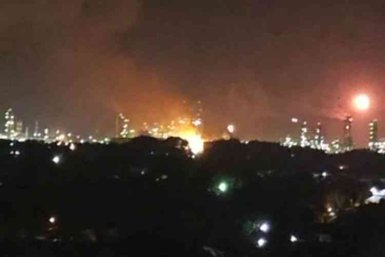 Tangkapan layar video api ledakan kilang minyak pertamina di Kota Dumai, Riau, Sabtu (1/4/2023) malam.(Dok. warga)