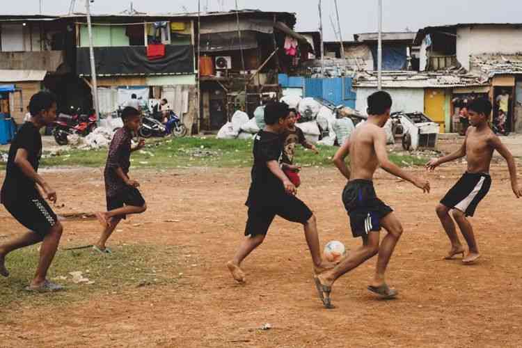 Keseruan Bermain Bola di Saat Bulan Ramadhan - Sumber: Kompas.com