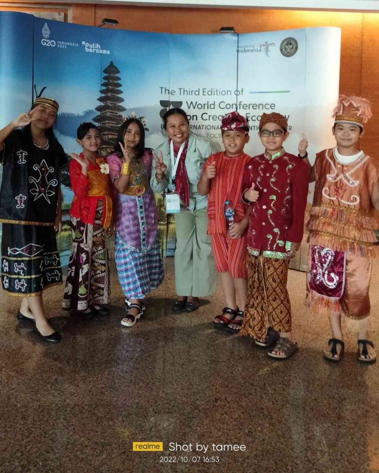 Bersama anak-anak dari pelbagai latar belakag Budaya di WCCE -Rangkaian Pra G-20 Nusadua Bali 2022 | Dok pribadi