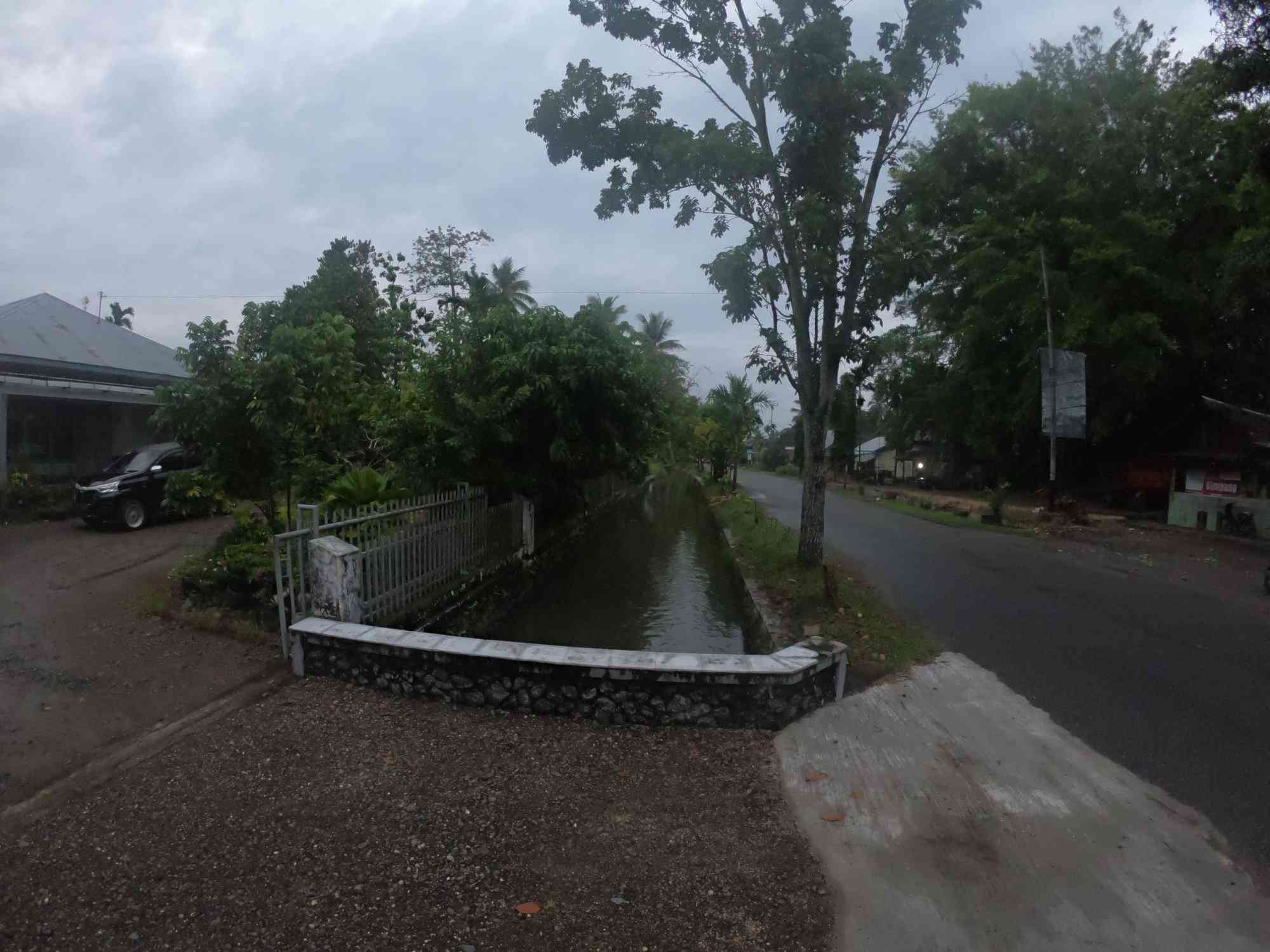 Ini banda dan jembatan di depan rumah. Foto: Isson Khairul