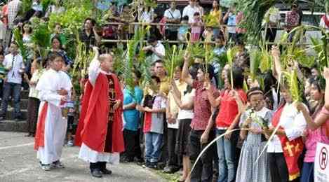 Misa Perayaan Minggu Palma dan Pemberkatan Daun Palma Oleh Pastor | Sumber Situs Fimela